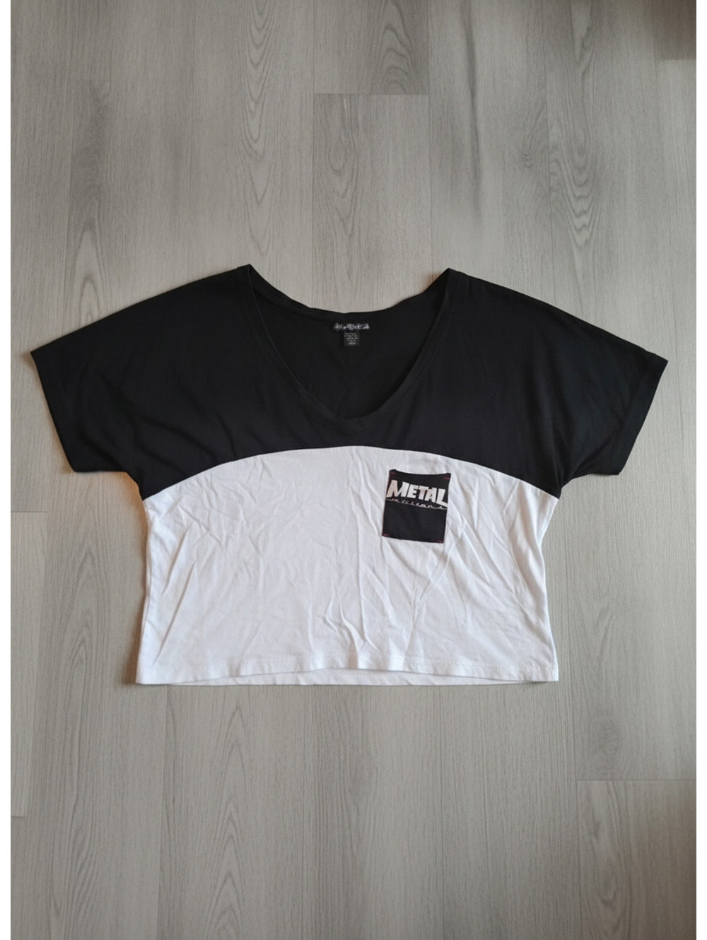 Metal Mulisha Black and White Color Block V-Neck Crop Top with Pocket